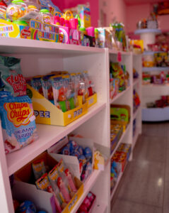 Étagère remplie de bonbons PEZ et Chupa chups dans la boutique halal Candy World à Bruxelles