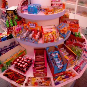 Présentoir circulaire au centre de la boutique, Candy World, garni de bonbons, chocolat et chewing-gum
