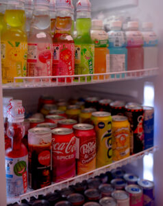 Réfrigérateur rempli de boissons halal fraîche dans la boutique Candy World à Bruxelles