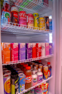 Réfrigérateur rempli de boissons halal fraîche dans la boutique Candy World à Bruxelles