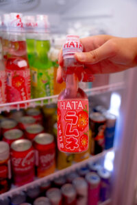 Boisson japonaise Hata Ramune à la fraise chez Candy World
