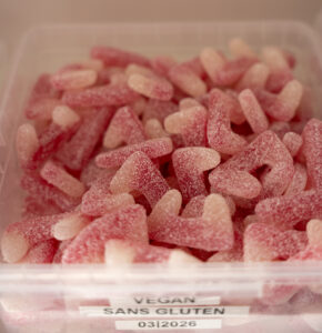 Bonbons en forme de dents, végans et sans gluten disponible à la boutique halal Candy World à Bruxelles