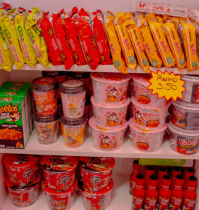 Assortiment de nouilles buldak, Teokbokki pokemon, pâte cheetos , produit Pokémon et sauce bulldog dans la boutique à l'Al. Candy, world