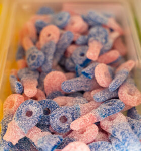 Bonbons acidulés rouge et bleu disponibles chez Candy World
