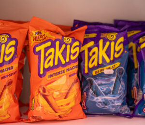 Deux paquets de chips Takis disponible à la boutique Candy World à Bruxelles.