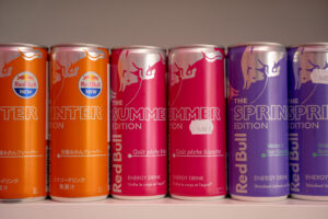 Trois. Canettes de boisson énergétiques et Red Bull disponible chez Candy World parmi une large sélection importés du Japon de Thaïlande et d'autres pays.