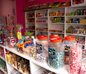 Étagère de la boutique Candy World à Bruxelles, mettant en avant les bonbons très acides de la marque Barnetts