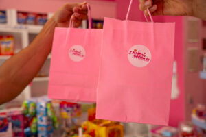 Deux sacs roses de la boutique Candy World avec le logo pris en photo à Bruxelles